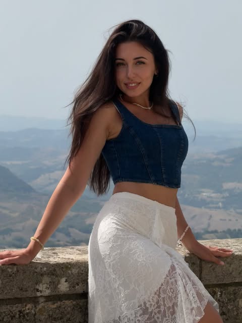 Анна на терасі з видом на італійські пагорби