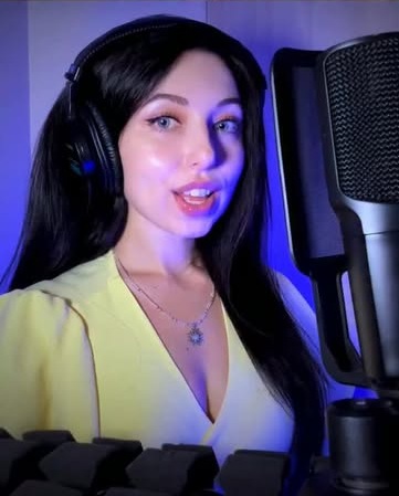 Анна в навушниках працює з голосом біля студійного мікрофона